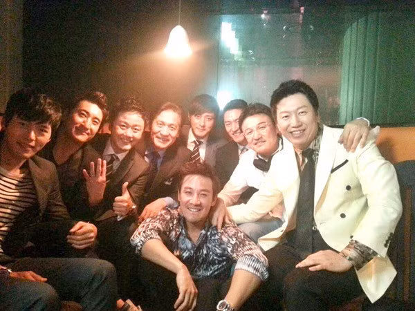 Hội bạn "Playboys" của các ông chú trung niên: Bộ phim Phẩm chất quý ông thành công năm 2012 nhờ sự kết hợp ăn ý của bộ tứ: Jang Dong Gun, Kim Soo Ro, Kim Kim Jong, Lee Jong Hyuk. Nhưng nhóm Playboys không chỉ có vậy, họ có tới 15 thành viên là những diễn viên nổi tiếng "tai to mặt lớn" trong làng điện ảnh Hàn là Hyun Bin, Joo Jin Mo, Kim Soo Ro, Han Jae Suk, Hwang Jung Min…