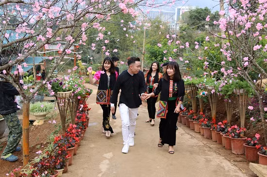Mùa xuân, sắc đào bung nở khoe sắc hấp dẫn, lôi cuốn những bạn trẻ yêu hoa đến thăm quan, trải nghiệm.