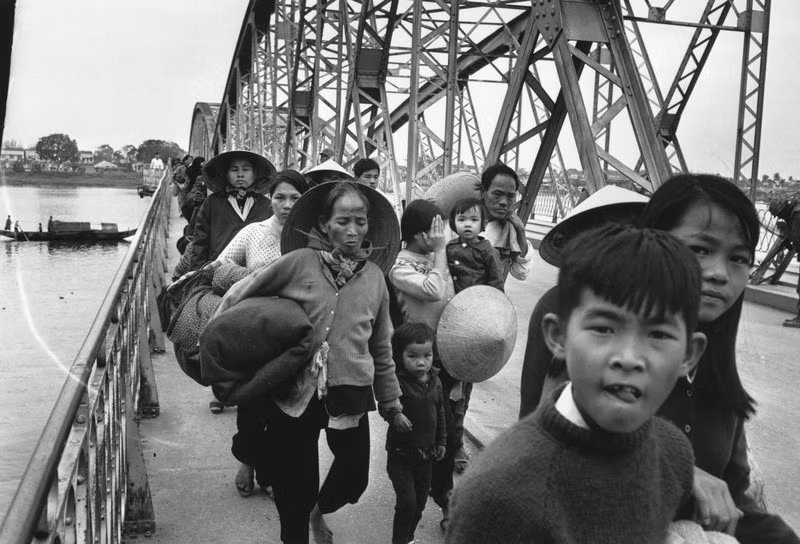 Vào ngày 15/01/1973, Tổng thống Mỹ Richard Nixon tuyên bố ngừng mọi hoạt động gây chiến đối với miền Bắc Việt Nam. Hiệp định hòa bình Paris về việc kết thúc chiến tranh và lập lại hòa bình ở Việt Nam đã được ký vào ngày 27/01/1973, chính thức kết thúc việc Mỹ tham gia chiến tranh Việt Nam. Văn bản này có nội dung yêu cầu toàn bộ quân đội và vũ khí Mỹ rút khỏi miền Nam Việt Nam, dỡ bỏ các căn cứ Mỹ và trao đổi tù binh.