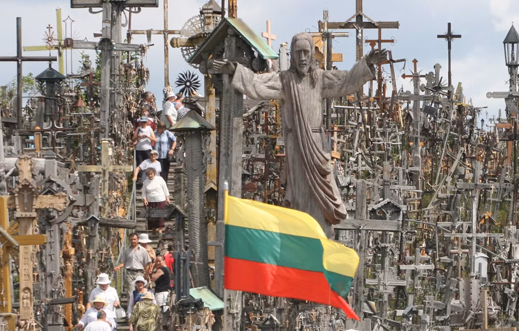 Truyền thuyết kể rằng con gái của nông dân người Lithuania bị bệnh nặng. Đêm nọ, ông mơ thấy người phụ nữ mặc đồ trắng xuất hiện, dặn làm cây thánh giá bằng gỗ và đặt trên ngọn đồi gần nhà để con gái khỏi bệnh. Sau đó, những người khác cũng đặt cây thánh giá lên ngọn đồi đó với hy vọng phép màu tương tự sẽ trao cho họ. Ảnh: 15min EN.