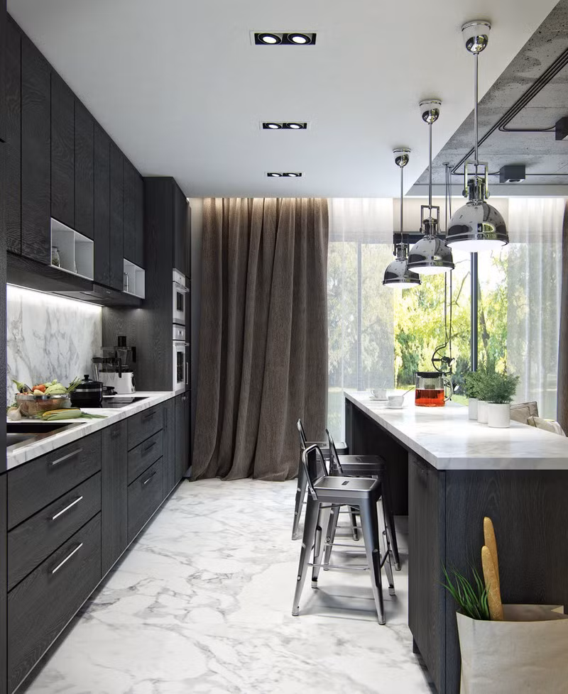 Trong không gian có phần hơi hạn chế, rèm cửa màu tối thực sự là một bất ngờ mang đến vẻ ấm cúng vào ban đêm.