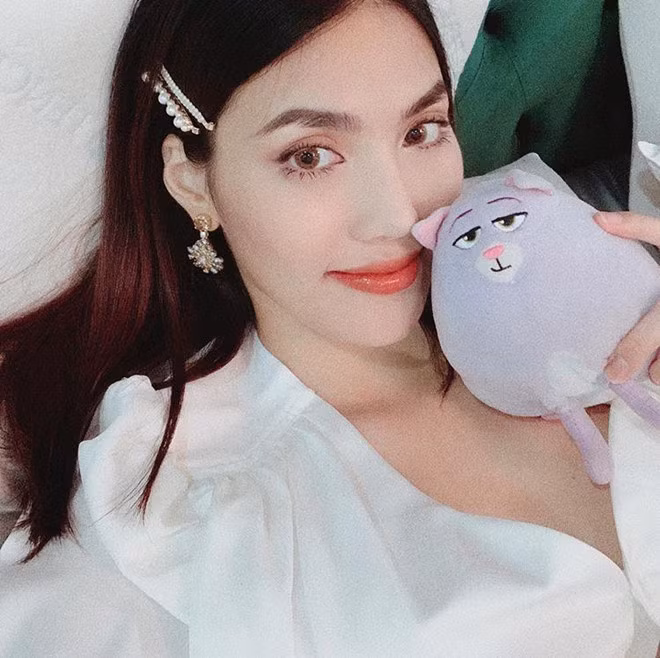 Hoạt động trong lĩnh vực giải trí nhiều năm song Lan Khuê rất kín tiếng. Trước khi lên xe hoa, cô chưa bao giờ công khai chuyện tình cảm. Người đẹp yêu thầm lặng, làm đám cưới bất ngờ. Người đẹp từng chia sẻ quan niệm về tình yêu: “Tình yêu là trải nghiệm xen lẫn buồn vui đau khổ, mất mát và hạnh phúc. Quá khứ nào cũng sẽ phải khép lại. Nỗi đau nào cũng sẽ qua và tổn thương nào cũng sẽ lành cho đến khi gặp được người cho ta cảm nhận gặp đúng bác sĩ, đúng thuốc, trị đúng bệnh”.