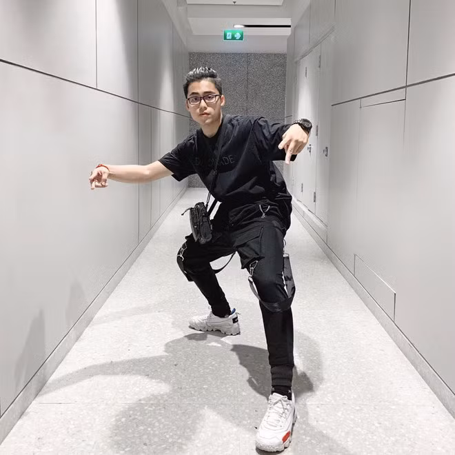 Việt Hoàng còn sở hữu gout thời trang streetwear năng động và "chất" không kém anh trai.