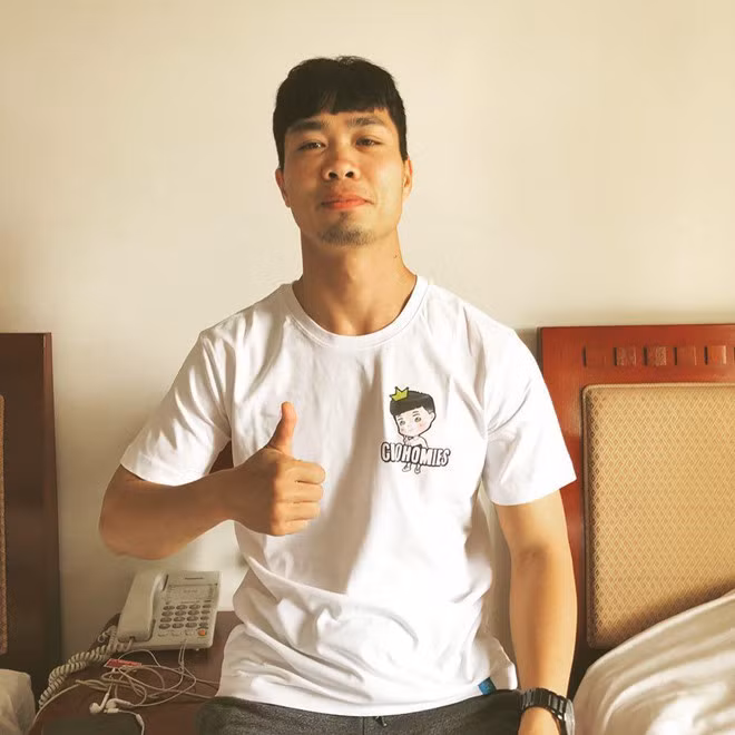 Sau chuyện tình ồn ào với ca sĩ Hòa Minzy từ nhiều năm trước, tiền đạo quê Nghệ An chưa xuất hiện thân mật hay công khai hẹn hò với cô gái nào. Trang cá nhân của anh chỉ đăng tải hình ảnh tập luyện và vui chơi bên bạn bè, đồng đội. Thậm chí, tiền đạo quê Nghệ An hiện cũng không "dính" tin đồn hẹn hò với cô gái nào. Ảnh: Nguyễn Công Phượng Jmg.