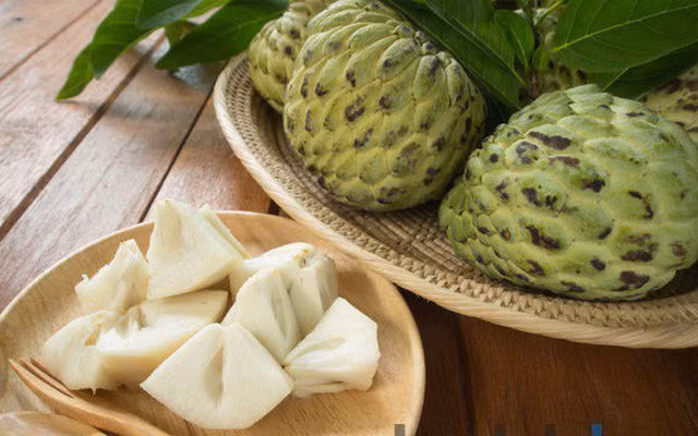 4. Na không hạt Na không hạt có xuất xứ từ Thái Lan du nhập vào nước ta vài năm gần đây. Na không hạt đang được người tiêu dùng ưa chuộng nên giá cao gấp 4 lần loại thường. Hiện giá na không hạt trên thị trường dao động từ 40.000-50.000đ/kg.