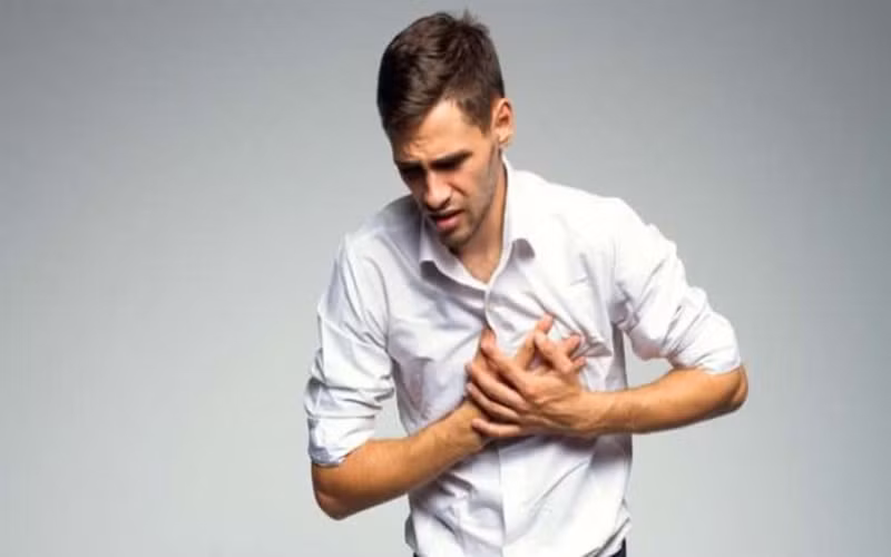 Đau tức ngực: Các cơn đau thường có cảm giác dai dẳng, âm ỉ trong ngực mà không hết sau một thời gian dài. Khi thấy xuất hiện triệu chứng này hãy đến gặp bác sĩ ngay để có phương pháp can thiệp kịp thời.