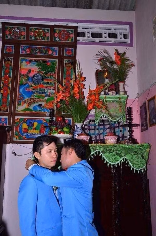 Hinh anh dam cuoi cua cap doi dong tinh nam khien dan tinh nguong mo