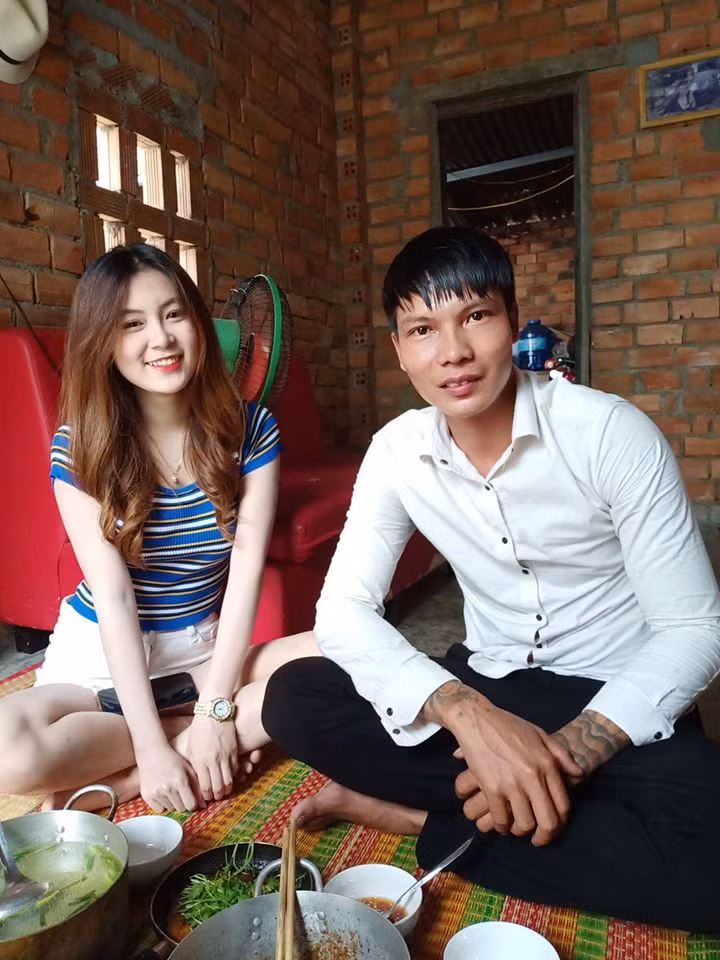 Chan dung ban gai xinh dep xuat hien ben Vlogger Loc phu ho
