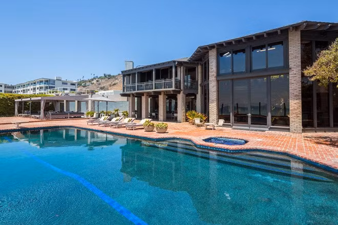 Đây là bất động sản thứ 12 của vị tỷ phú tại khu phố Malibu, tiểu bang California. Biệt thự nằm dọc bãi biển Carbon, nơi được mệnh danh là "bãi biển của những tỷ phú". Ellison được cho là đã chi hơn 229 triệu USD cho những bất động sản ở khu vực này.