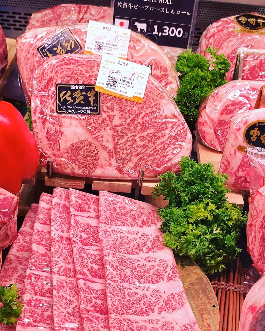 Bò Kobe là món ăn quen thuộc của ẩm thực xứ Phù Tang. Những con bò giống wagyu được nuôi và làm thịt tại Kobe (Nhật Bản) với quy trình nghiêm ngặt, đảm bảo chất lượng tốt nhất. Mỗi kg thịt có giá khoảng 450 kg, thường được phục vụ trong các nhà hạng sang tại Nhật và nhiều nước trên thế giới. Ảnh:shaymesika_,holygrailsteak.