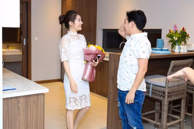 Ngoài căn hộ này, ông xã của Nhã Phương còn sở hữu thêm một biệt thự khác tại Phú Quốc, đây cũng là nơi anh tổ chức sinh nhật cho vợ thời còn yêu nhau. Căn biệt thự trị giá 15 tỷ được danh hài tậu hồi tháng 2/2017.