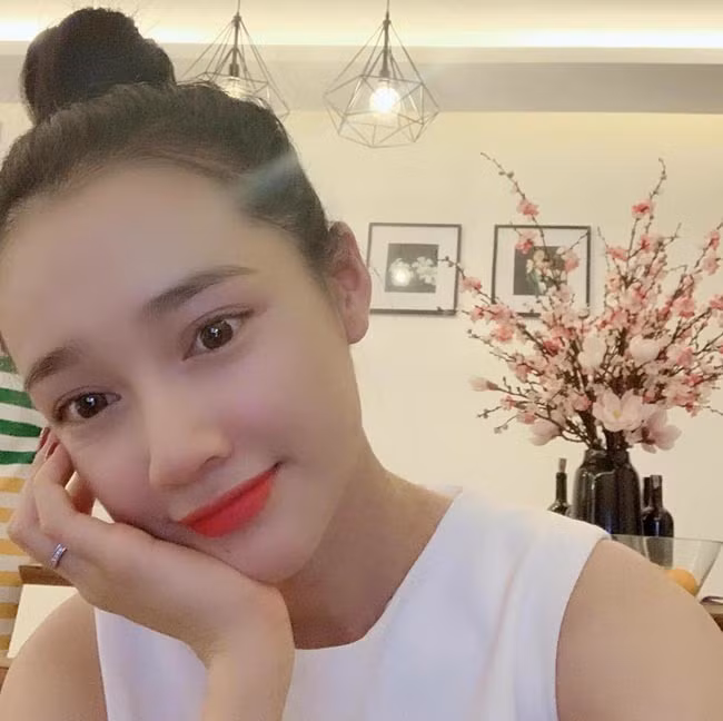 Tuy không để lộ quá nhiều về không gian sống nhưng chỉ vài bức ảnh, người xem có thể thấy căn nhà của vợ chồng Trường Giang - Nhã Phương có thiết kế rộng rãi, gọn gàng với tông trắng chủ đạo toát lên sự sang trọng, phía sau lưng cô được chọn làm nơi treo ảnh cưới và khu bếp khang trang.