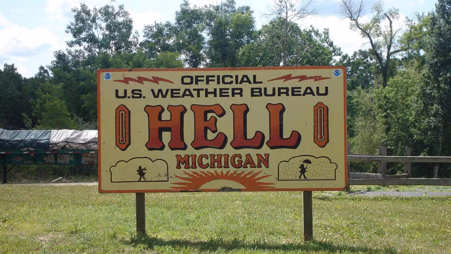 Địa ngục, Michigan, Mỹ Thị trấn nhỏ ở miền Trung Tây nước Mỹ này có lẽ là bản sao của địa ngục bởi những hình ảnh, chủ đề về một thị trấn đầy những trò chơi ma quỷ, trang trí Halloween quanh năm trong một phong cảnh nông thôn đáng yêu. Du khách đến đây sẽ ghé thăm nơi cung cấp giấy chứng tử và bưu thiếp bị cháy xém, sân golf mini được mô phỏng theo nơi ở của Satan, họ cũng có thể mua những món quà lưu niệm thú vị từ những chiếc áo hoodie của Hell Go cho đến những chiếc cốc cà phê được vẽ những chiếc sừng quỷ. Hoặc ghé vào hokey gelato parlor Kem Scream trong đó họ phục vụ muỗng trong quan tài thu nhỏ.