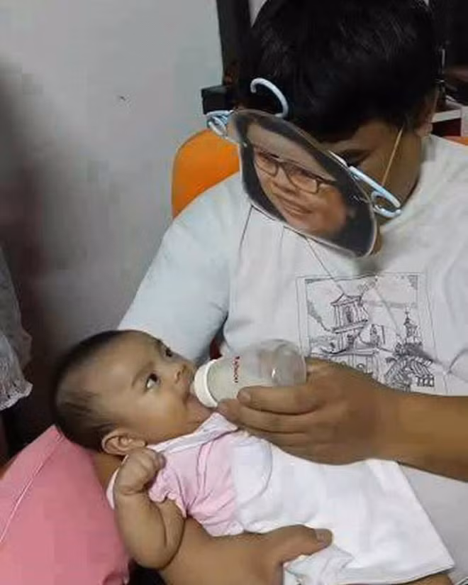 Khi ông bố được giao nhiệm vụ cho con ăn.