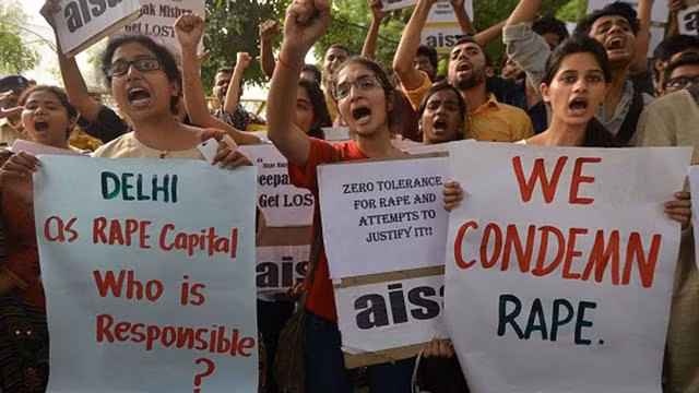 Phụ nữ Ấn Độ xuống đường biểu tình với những khẩu hiệu: "Delhi là thủ đô hiếp dâm, ai chịu tráhc nhiệm", "Chúng tôi lên án hiếp dâm"...