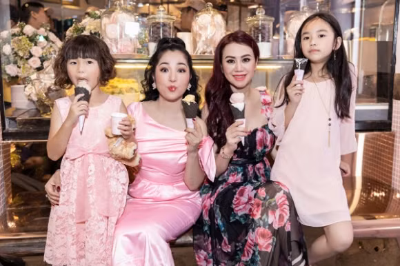 Là bạn thân của nhau, cách đây không lâu diễn viên hài Thúy Nga chia sẻ với người hâm mộ khi tới thăm nhà Mỹ Vân tại Vancouver, Canada. Nữ danh hài bày tỏ sự choáng ngợp trước gia tài siêu khủng của người đẹp “không tuổi”. Mới đây, diễn viên hài Thúy Nga chia sẻ với người hâm mộ: "Đã tới Vancouver Canada rồi nhé... Việc đầu tiên là tui được hốt đến nhà Hoa Hậu Mỹ Vân và thấy được táo đỏ trĩu cành nhà bạn í! Góc nhà cổ nhỏ xíu cưng ghê mà nghe đồn gần 2 triệu đô la (gần 46 tỉ đồng) luôn í...Đắt hơn Cali nhiều nhỉ?".