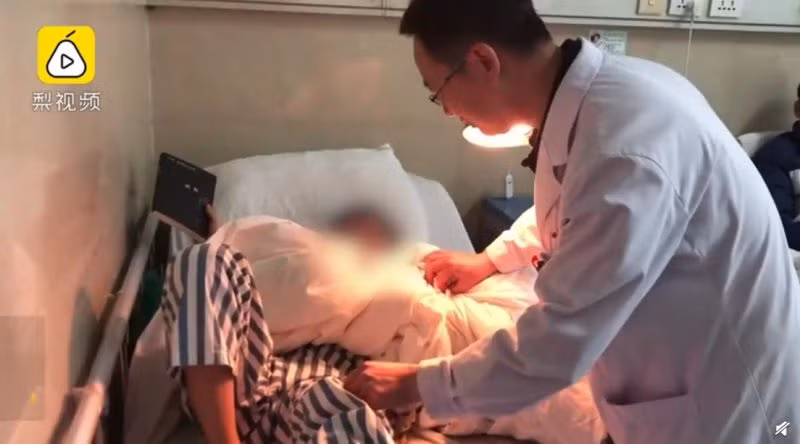 Khong lam bai tap ve nha dung gio, cau be bi cha danh gay chan