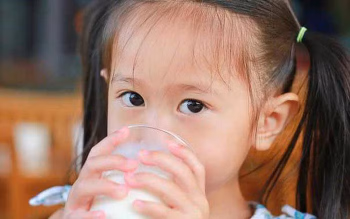 Bac si nhi chi ro sai lam nhieu cha me mac phai khi cho con uong sua