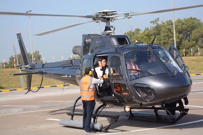 Năm 2018, Phan Thị Mơ tiếp tục gây chú ý khi có chuyến du lịch, tận hưởng các dịch vụ xa xỉ ở Trung Đông. Cô thuê trực thăng để dạo quanh thành phố Dubai trong 22 phút với giá khoảng 350 USD (khoảng 8 triệu đồng) mỗi người.