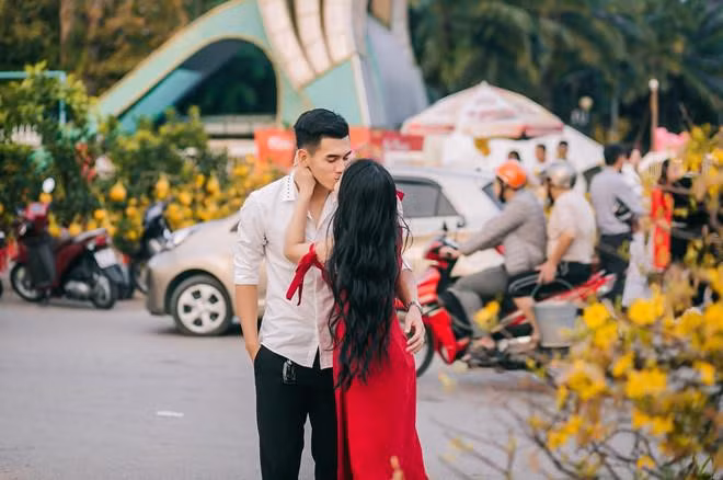 Chuyện tình yêu của cầu thủ Tiến Linh và Ngọc Quyên nhận được nhiều sự chú ý từ công chúng. Cả hai thường xuyên dành những lời "có cánh" cho nhau trên mạng. Bạn gái nam cầu thủ sinh năm 1994, tốt nghiệp ngành Múa, Đại học Sân khấu - Điện ảnh. Hiện cô là giáo viên dạy múa tại TP Vinh (Nghệ An). Ảnh: FBNV.