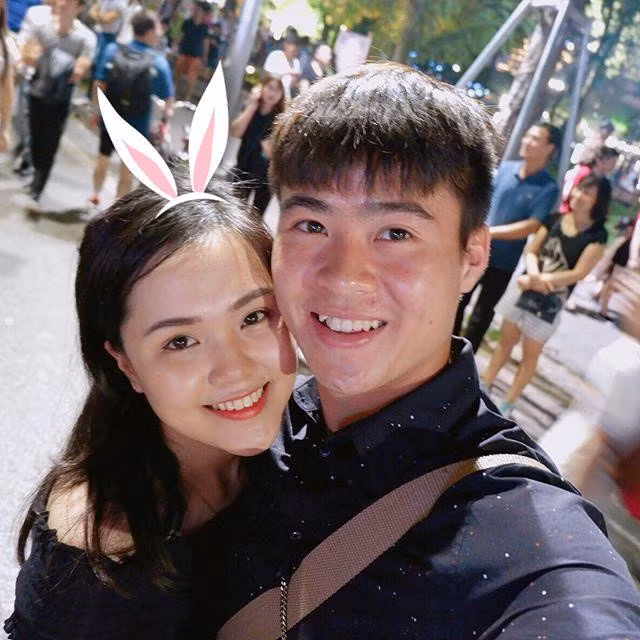 Duy Mạnh - Quỳnh Anh được người hâm mộ nhận xét là một trong những cặp đẹp đôi nhất trong dàn cầu thủ tuyển Việt Nam. Không chỉ xinh đẹp, sở hữu nụ cười ngọt ngào, Quỳnh Anh còn là sinh viên tài năng của Học viện Ngoại giao. Cô là người bạn gái hết lòng quan tâm, chăm sóc và thường xuyên có mặt cổ vũ cho bạn trai trong nhiều trận đấu. Ảnh: FBNV.