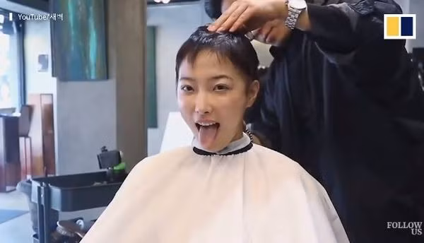 Sau đó, tóc cô nhanh chóng bị rụng. Càng ngày càng nhiều. Đến mức bạn trai cô đã phải thay ga giường màu tối để ”che giấu” những đoạn tóc này.
