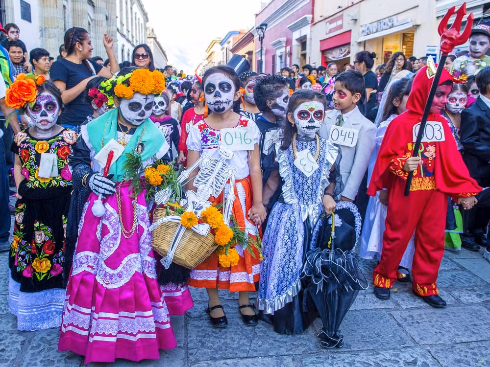 Lễ hội Día de los Muertos (Mexico): Từ ngày 1-2/11, Mexico và nhiều nơi khác ở châu Mỹ Latinh tổ chức Día de los Muertos (Ngày của người chết). Theo quan niệm, cổng thiên đường mở cửa lúc nửa đêm ngày 31/10, linh hồn trẻ em sẽ trở về Trái Đất đoàn tụ với gia đình trong 24 giờ. Vào ngày 2/11, linh hồn người trưởng thành từ thiên đàng xuống để tham gia vào lễ hội. Bàn thờ trong mỗi nhà trang trí hoa quả, đậu phộng, gà tây, soda... và bánh mì "Pan de muerto" đặc trưng. Ngoài ra, các gia đình chuẩn bị kẹo, đồ chơi, thuốc lá hoặc rượu để tưởng niệm người đã khuất. Ảnh: Readersdigest.
