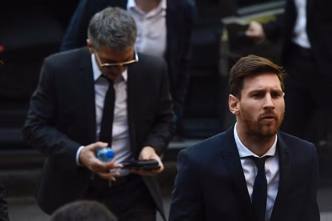 Ronaldo va Messi tron thue tinh quai nhu the nao-Hinh-2