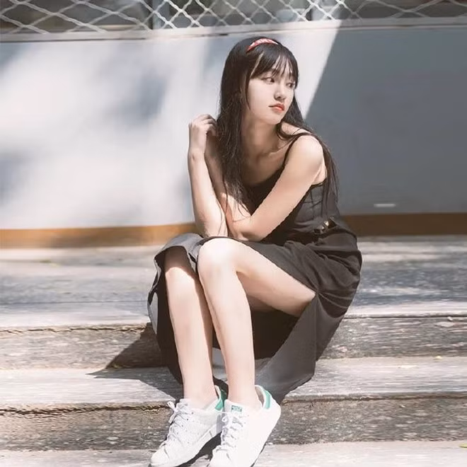 Sự nổi tiếng trên mạng chính là bàn đạp để nữ sinh khoa Nghệ thuật biểu diễn có cơ hội bước vào giới giải trí. Cô nhận được nhiều lời mời làm người mẫu ảnh, đóng quảng cáo và tham gia tham gia vào video quảng cáo cho giải Bóng rổ nhà nghề Trung Quốc CBA.