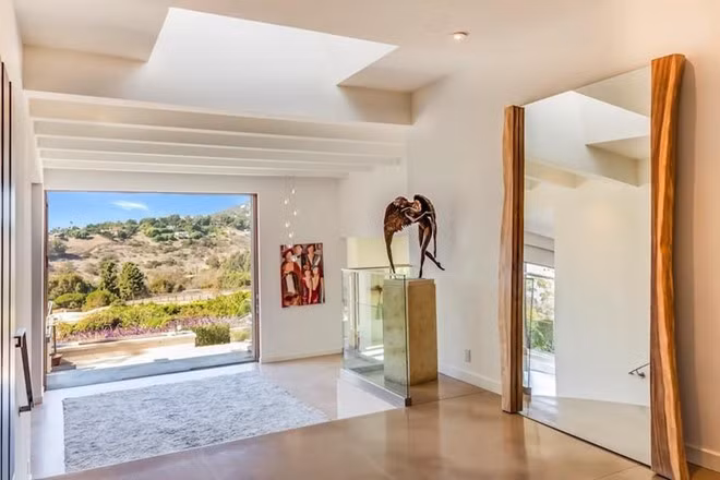 Lối vào biệt thự là những bậc cầu thang cùng cửa chiếu sáng trên trần nhà.