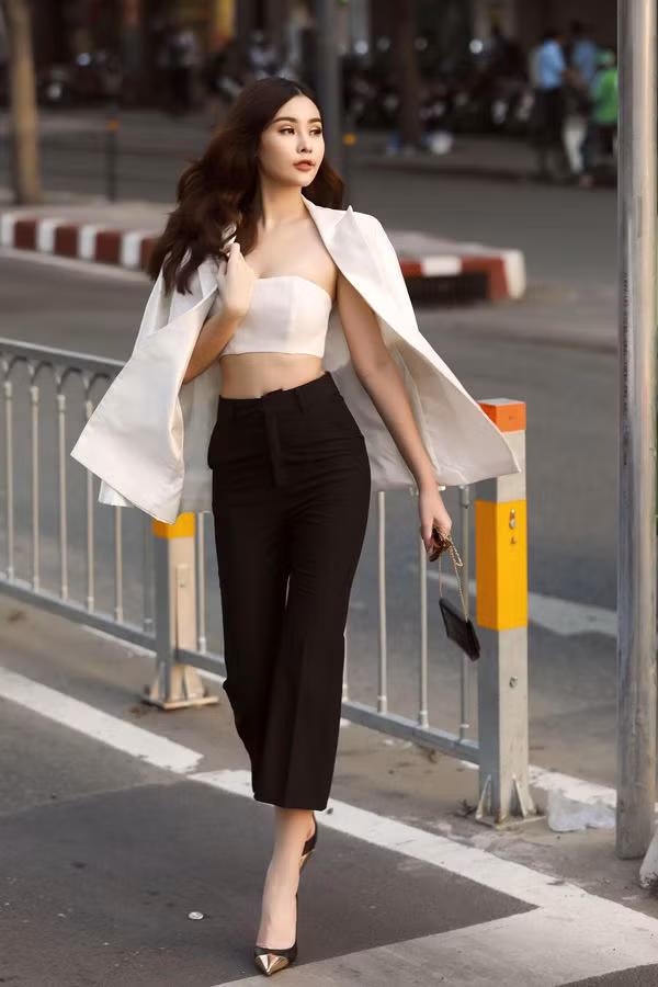 Ngoài đầm ôm, những thiết kế quần được cắt may tinh tế cũng được người đẹp trưng dụng.