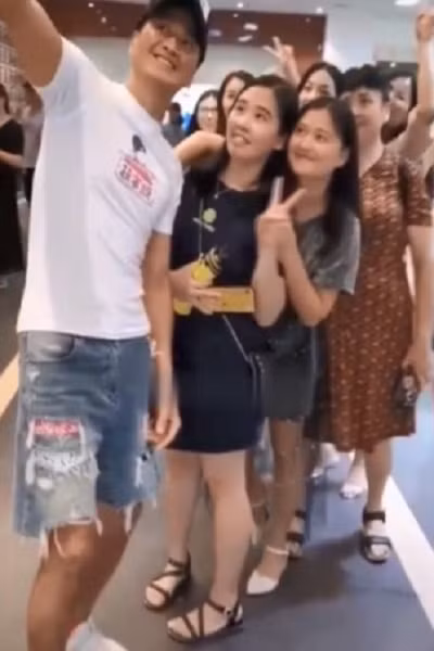 'Trien Chieu' Ha Gia Kinh rang ro, tre trung kho tin o tuoi 60-Hinh-3