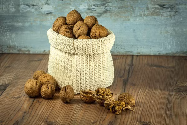 Quả óc chó, quả bơ và cá hồi: Theo các chuyên gia, bất kì thực phẩm nào giàu omega-3 đều tốt cho trí nhớ, khả năng tập trung và chức năng chung của não bộ. Ăn các món ăn như quả óc chó, quả bơ hay cá hồi vào thời gian trước khi thi sẽ giúp cải thiện vượt bậc khả năng tập trung và ghi nhớ.