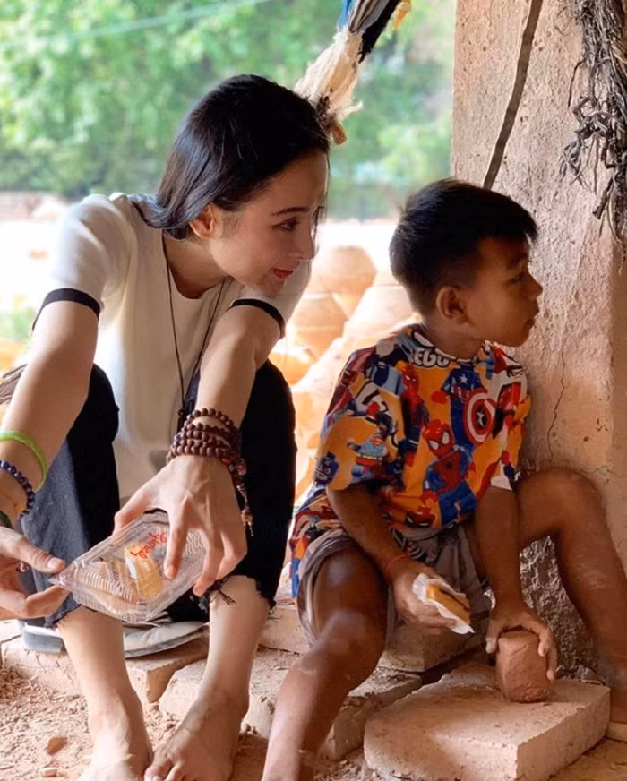 Phương Trinh tâm sự con đường cô lựa chọn còn nhiều khó khăn phía trước nhưng cô vẫn sẽ bước tiếp. Theo cô, điều đẹp nhất tiền bạc không mua được là thời gian và kỷ niệm.