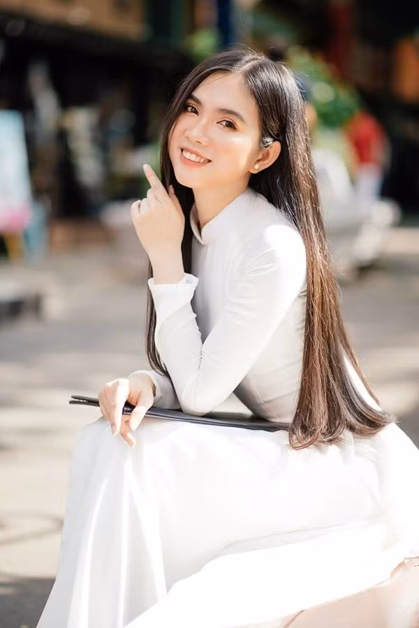 Hơn nữa ngoài đời cô gái sinh năm 1996 biết cách quan tâm, lắng nghe và sẻ chia cùng với những người xung quanh. “Phương châm sống của mình là hãy cứ làm những gì bản thân cho rằng đúng, đừng vì sợ người khác dòm ngó, dèm pha mà đánh mất đi bản ngã của chính mình”, Tuyết Nga bộc bạch.
