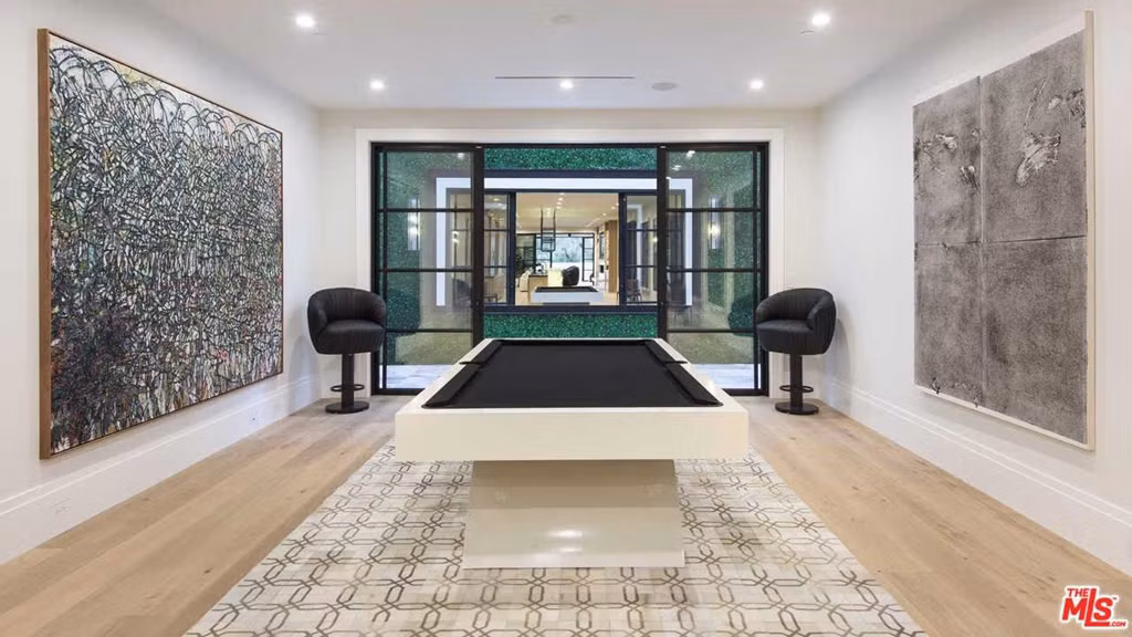 Khu vực giải trí để chơi billiard. Từ đây, chủ nhà có thể dễ dàng đi đến phòng hút xì gà được trang bị bộ lọc khí công nghệ cao ngay gần đó.