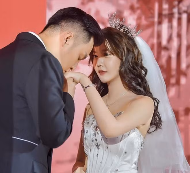 Vừa qua, Hàn An Nhiễm tổ chức hôn lễ với bạn trai Lý Minh Lâm. Đám cưới của đôi trẻ được diễn ra hoành tráng, sang trọng và quy tụ dàn phù dâu, khách mời là những hot girl được chú ý trên mạng xã hội.