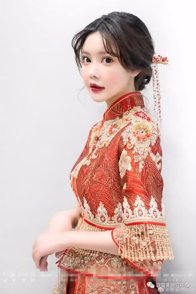 Hot girl sinh năm 1999 luôn xuất hiện với gương mặt được trang điểm kỹ càng và sử dụng các phần mềm chỉnh sửa trong những bức hình trên trang cá nhân. Tuy nhiên, sau khi loạt hình đám cưới được chia sẻ, có lẽ hình ảnh của An Nhiễm và dàn phù dâu hot girl đã không còn được lung linh trong lòng nhiều dân mạng.