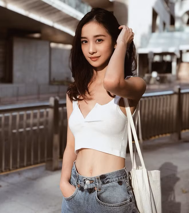 Đầu năm 2018, Jun Vũ công khai phẫu thuật thẩm mỹ vòng 1. Trong vài lần chia sẻ, hot girl 9X cho biết cô cảm thấy tự ti nhất điểm nào trên cơ thể thì sẽ tìm cách khắc phục nó. Với cô, thẩm mỹ giúp mọi người trở nên đẹp hơn và không có gì đáng lên án. Kể từ khi quyết định "trùng tu", Jun Vũ thay đổi hẳn sang phong cách sexy, gợi cảm, thường xuyên diện trang phục khoe vòng 1 nóng bỏng.