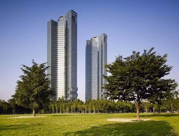 Và khi căn hộ cao cấp của mỹ nam này được hé lộ đã khiến không ít người choáng ngợp. Kim Soo Huyn hiện đang sở hữu căn hộ sang trọng ở khu cao cấp Galleria Foret với trị giá gần 4 tỉ won (khoảng hơn 79 tỷ Việt Nam đồng). Galleria Foret hiện đang được coi là một trong những khu nhà ở đắt giá nhất Seoul và chỉ dành cho những người có thu nhập khủng. Galleria Foret hiện đang được coi là một trong những khu nhà ở đắt giá nhất Seoul và chỉ dành cho những người có thu nhập khủng.