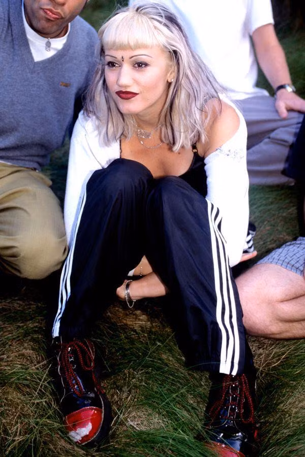 Thời còn là thành viên No Doubt, nữ ca sĩ Gwen Stefani cũng là fan của màu tóc tím. Trông cô như nữ thần với mái tóc trắng điểm vài sợi tím, cùng phục trang thể thao năng động. Ảnh: Refinery29.