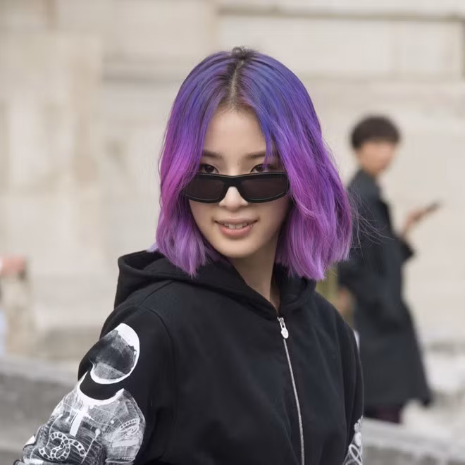 Irene Kim - nàng thơ nổi loạn của thời trang đường phố xứ sở kim chi - không gây thất vọng cho fan với mái đầu ombre ngang vai nhuộm tím xinh đẹp. Ngày nay, màu tóc nhuộm sáng hay nhuộm tím trở thành xu hướng chính thống, được nhiều ngôi sao nhạc pop áp dụng tại các sự kiện thời trang lẫn show truyền hình. Ảnh: Allure.