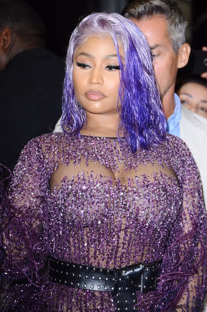 Nicki Minaj hoàn hảo trong bộ tóc ướt nhuộm trắng với phần tóc tím hai tông màu quyến rũ, cuốn hút và bộ váy tím vải lưới đính cườm. "Một cơn mưa tím" là từ người hâm mộ có thể dành cho nữ ca sĩ Starships. Ảnh: Elle.
