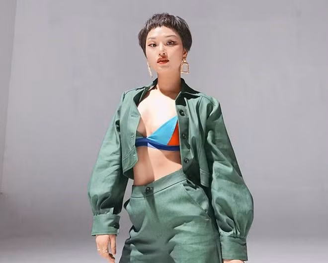 Miu Lê kể về lần diễn quán bar ở Hải Phòng nhiều năm trước: "Khi đang biểu diễn, tôi nghe thấy một tiếng súng vang lên. Bảo vệ lên sân khấu dẫn tôi đi ra bằng lối cửa sau. Sau đó, tôi nhận ra những sân khấu như vậy rất nguy hiểm". Chính vì điều này, giọng ca Yêu một người có lẽ đã hạn chế hát tại những quán bar, thay vào đó cô chỉ xuất hiện trên các sân khấu ca nhạc ít phức tạp hơn. Hiện tại, Miu Lê tập trung thời gian cho điện ảnh hơn ca hát. Cô vừa góp mặt trong phim điện ảnh Anh thầy ngôi sao.