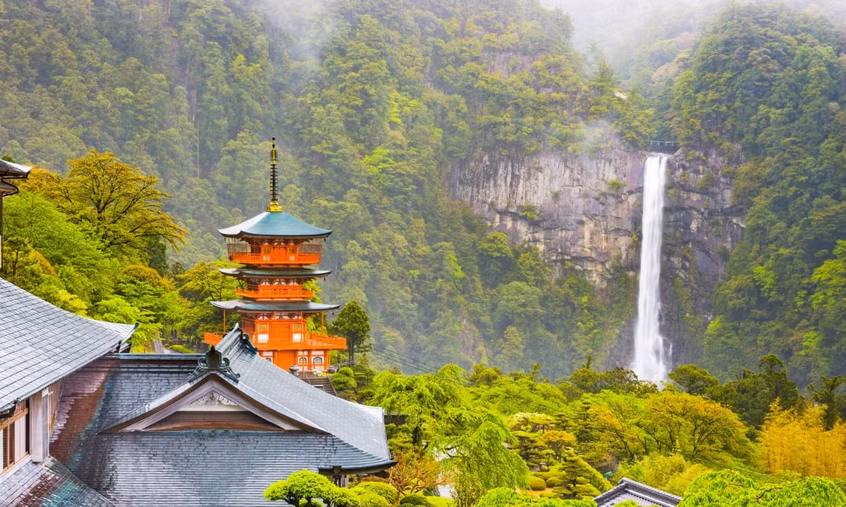 Nachi, Nhật Bản Đường mòn Kumano Kodo khoảng 100km thậm chí xa hơn phía nam Osaka. Tuyến đường giúp khách du lịch có thể tận hưởng nhà ở và ẩm thực tuyệt vời của Nhật Bản. Ở cuối con đường Nakahechi, thác Nachi được ví như viên ngọc ẩn, với độ cao 133 m, và là thác ngoạn mục nhất của Nhật Bản. John Thackray