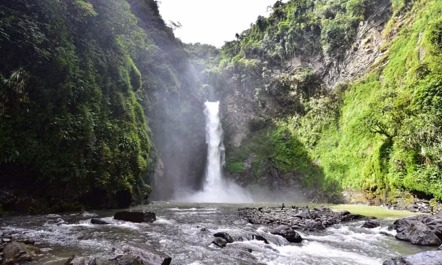 Thác Tappiya, Philippines Nằm trong thung lũng của dãy núi Cordillera, thác Tappiyal ở cuối hành trình qua làng Batad, giữa ruộng bậc thang Ifuago - di sản thế giới của Unesco (cách thủ đô Manila khoảng 390km về phía bắc). Bỏ ra 8 đến 16 bảng Anh để thuê một hướng dẫn viên địa phương có thể đưa bạn đi bộ dọc theo ruộng bậc thang xanh mướt, qua núi khoảng 30 phút sau đó mới đến thác. Laurence Britton