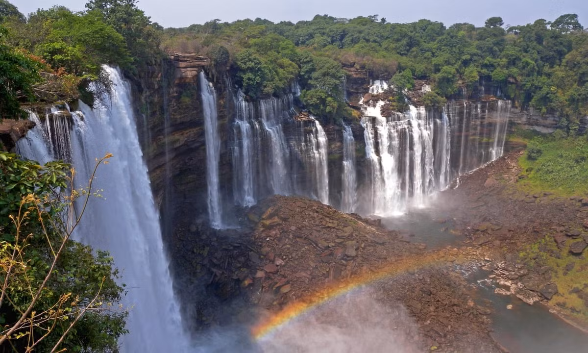 Thác Kalandula, Angola Thác Kalandula là một trong những thác nước lớn nhất của châu Phi, tự hào với chiều rộng ấn tượng 410 m và cao 105m. Thác nước đổ xuống dữ dội, tạo thành sương mù bao quanh. Line Nyhagen