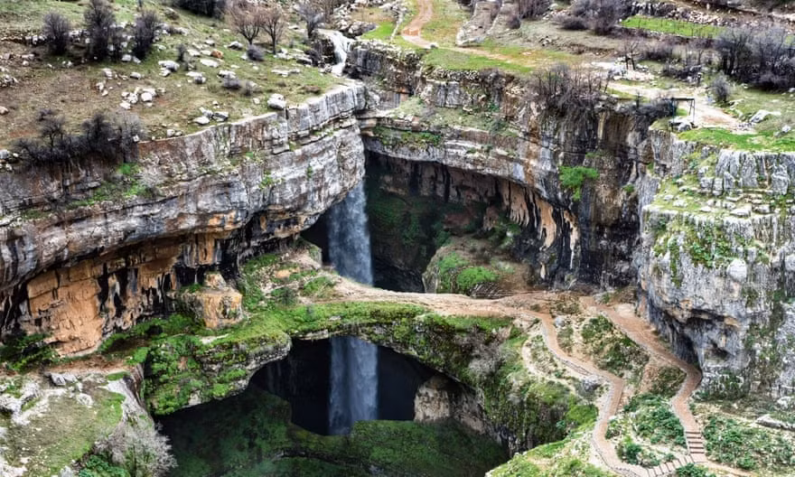 Thác nước ở hẻm núi Baatara, Lebanon Kỳ quan thời nguyên thủy -‘Hang động ba cây cầu” nằm gần làng Tannourine (khoảng 90 phút lái xe từ Beirut). Dòng thác lạnh giá đổ xuống từ độ cao 250 m xuyên qua hang động đá vôi. Trong nhiều thế kỷ, nước chảy bào mòn tạo thành ba vòng cung đá vôi ngang qua khoang hang chính ở cuối hẻm núi dốc. Gareth Roberts