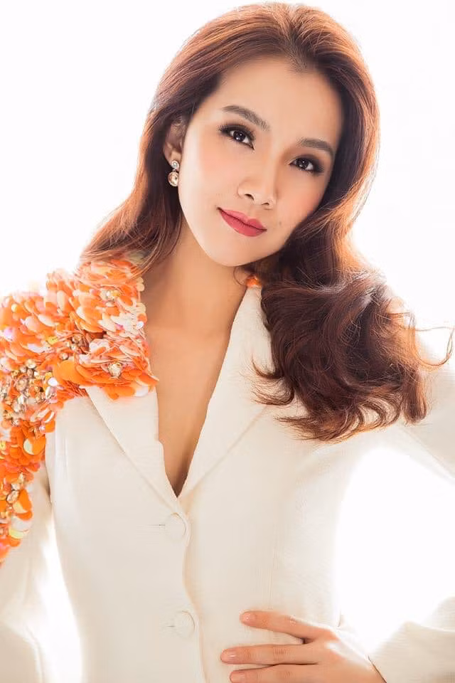 Thùy Lâm đón tuổi 32 hồi tháng 9. Sau hơn một thập kỷ, nhan sắc của cô vẫn không thay đổi nhiều. Đa số người hâm mộ khen ngợi Thùy Lâm vẫn đẹp và ngày càng mặn mà, thậm chí trẻ hơn thời điểm mới đi hát.