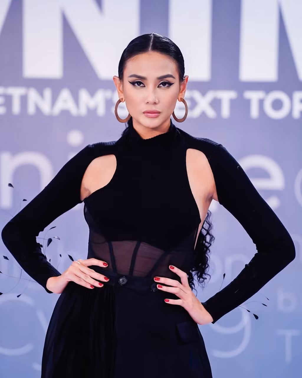 Tuy nhiên, nữ người mẫu có giai đoạn chững lại trong nghề khi dính scandal liên quan tới tai nạn xe hơi, nghi vấn hẹn hò Cường Đô La và ngoại hình gầy guộc, tụt dốc không phanh.